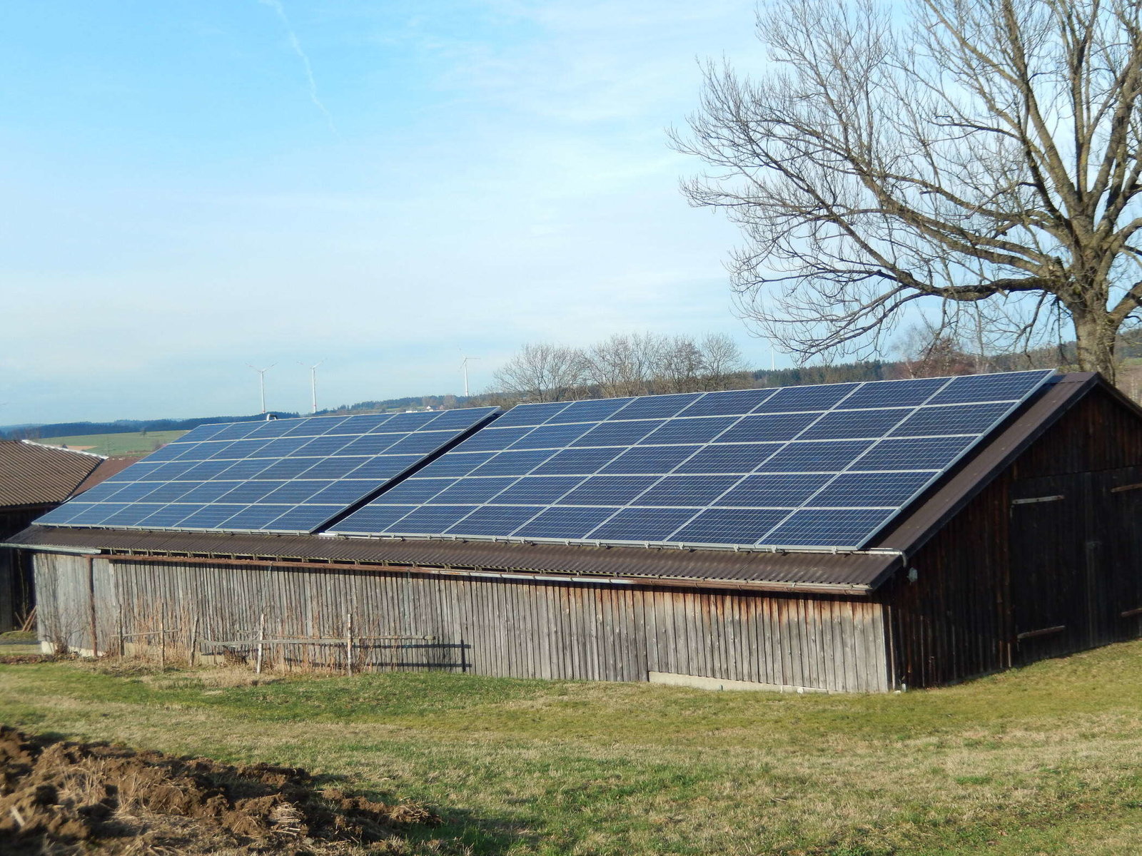 Dach voll mit Photovoltaikanlage