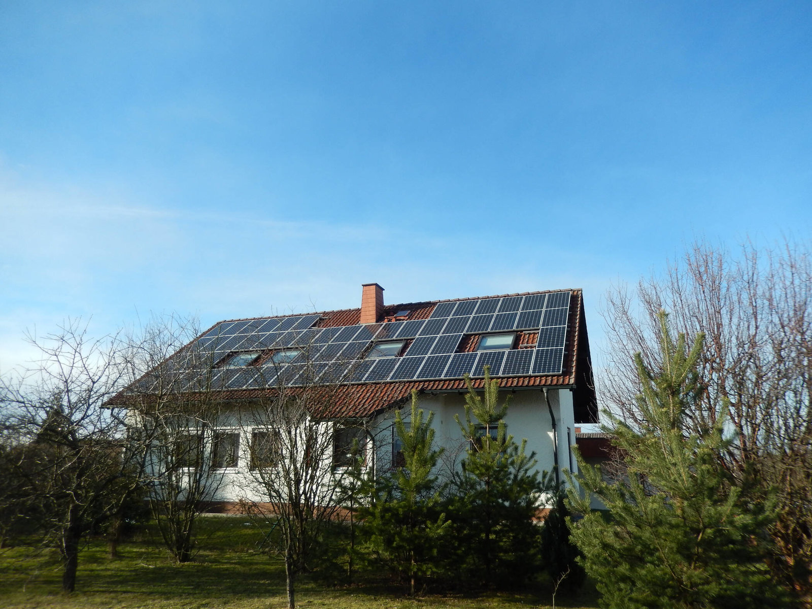 Dachfläche voll mit Photovoltaikanlage