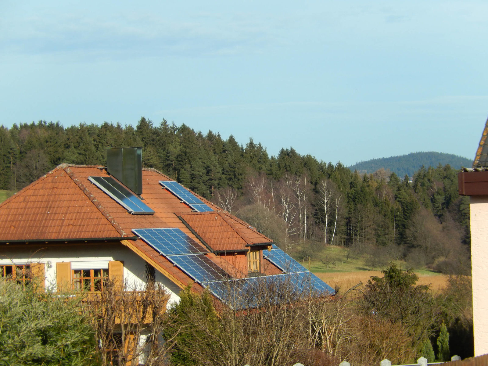 Photovoltaikanlage verteilt auf Dachfläche