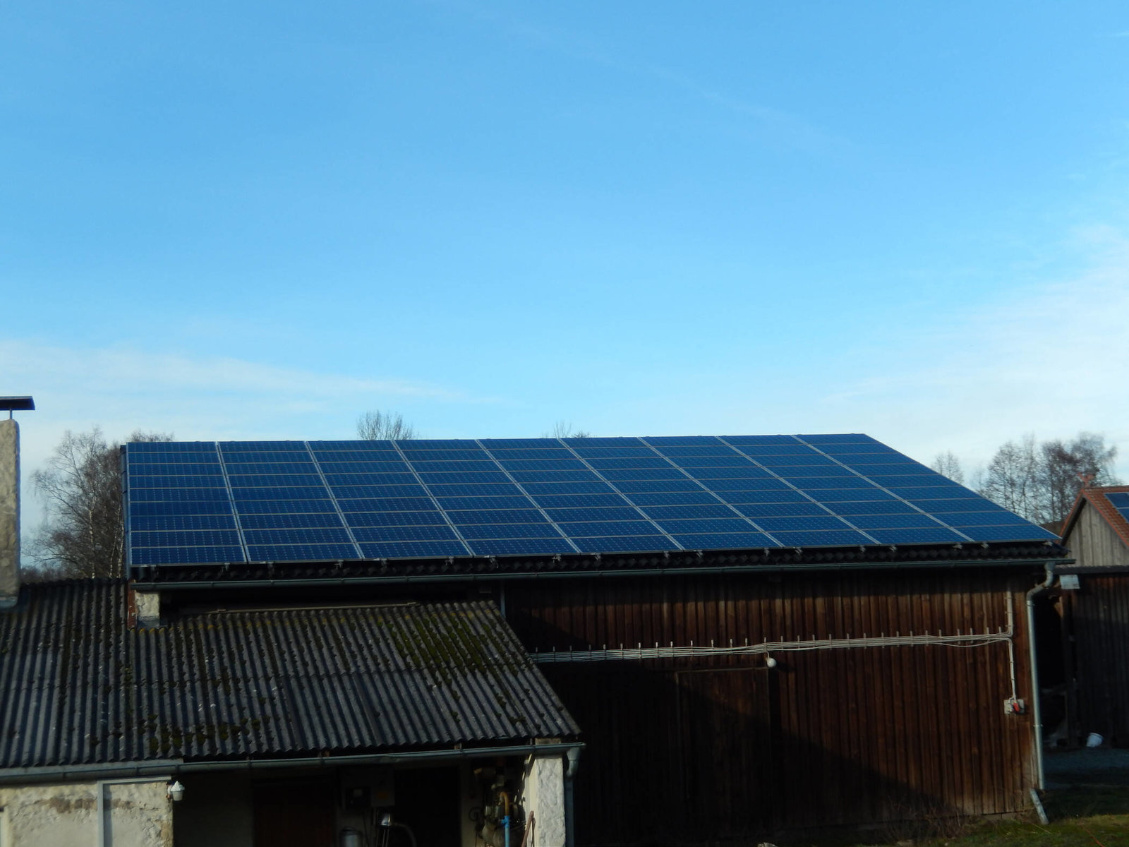 Dachfläche voll mit Solaranlage
