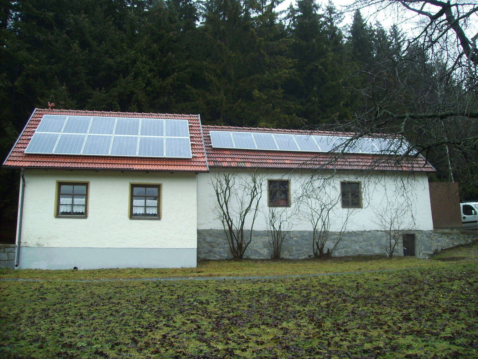 kleines Haus mit Solaranlage